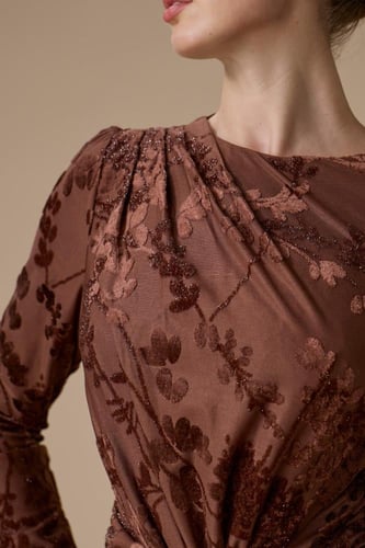 فستان بني طويل بنقوش مخملية