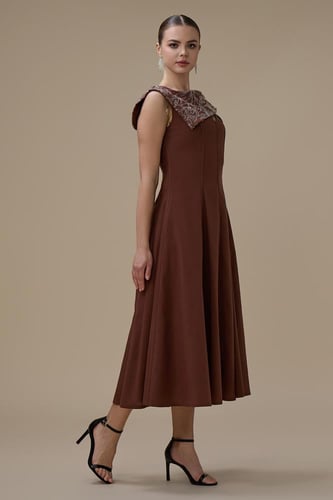 فستان ميدي بني بتفاصيل علوية مطرزة