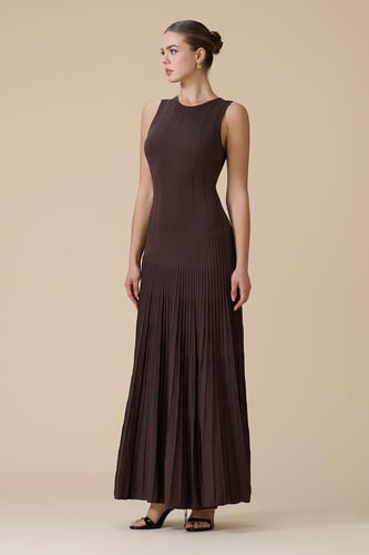 فستان بني طويل محبوك