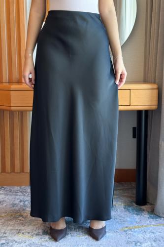 تنورة طويلة سادة ساتان لون اسود
