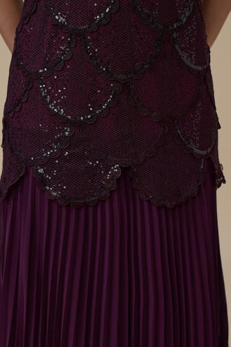 فستان دانتيل عنابي بتنورة بليسيه أنيقة