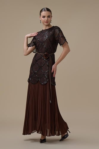 فستان دانتيل بني بتنورة بليسيه أنيقة