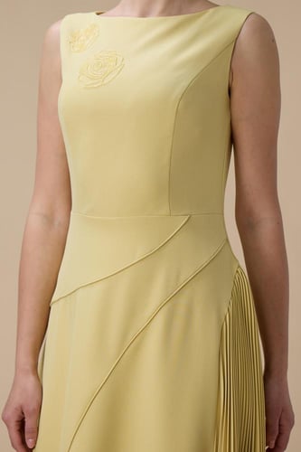 فستان اصفر طويل بكسرات من الجانب