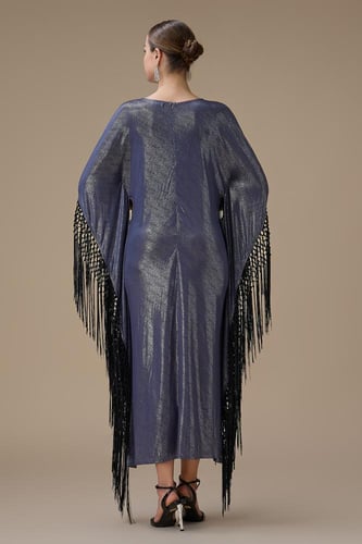 جلابية طويلة لامعة بتصميم واسع مع شرّابات