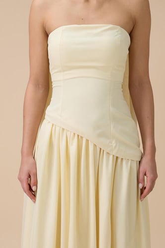 فستان طويل أصفر فاتح مع شال أنيق