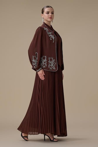 فستان بني من قطعتين بليسيه بتطريزات فاخرة أنيقة