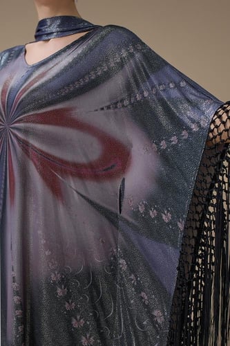 جلابية طويلة لامعة بتصميم واسع مع شرّابات