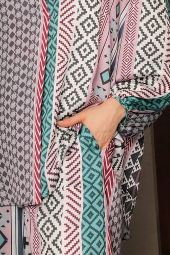 طقم بطبعات منوعة قطعتين بنطلون وبلوزة