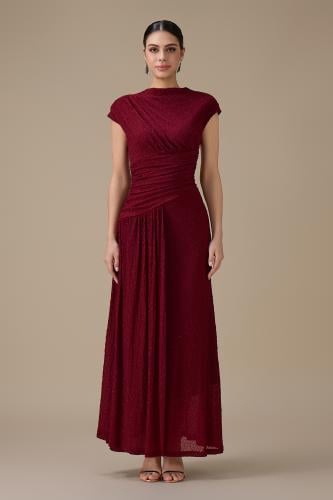 فستان طويل برغندي بثنيات جانبية