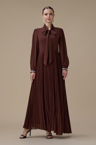 فستان بني من قطعتين بليسيه بتطريزات فاخرة أنيقة