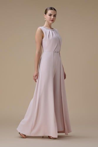 جمبسوت وردي بتصميم ناعم وتفاصيل كريستالية