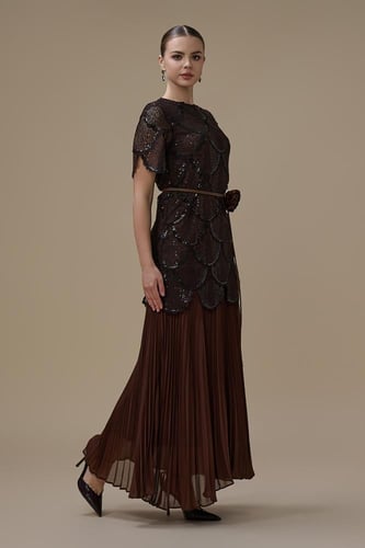 فستان دانتيل بني بتنورة بليسيه أنيقة