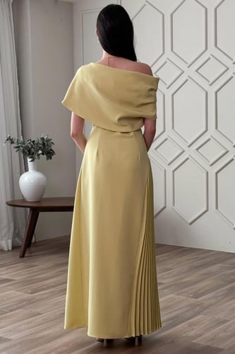 فستان ماكسي بكسرات جانبية لون اصفر