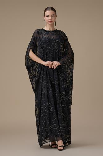 جلابية سوداء واسعة بتفاصيل لامعة