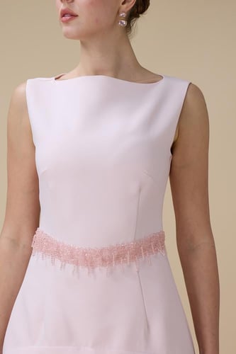 فستان ماكسي وردي فاتح بتنورة بليسيه وتفاصيل خرزية