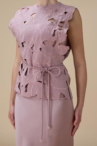 فستان وردي من قطعتين بتطريز ثلاثي الأبعاد