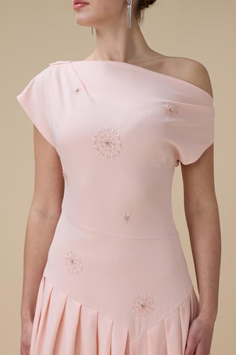 فستان وردي ميدي بكتف واحد وقصة أنثوية