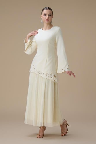 فستان طويل بيج بطبقتين بتصميم ناعم