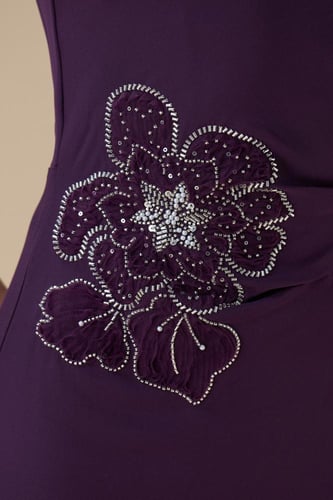 فستان ماكسي بلون بنفسجي مع تطريز زهري