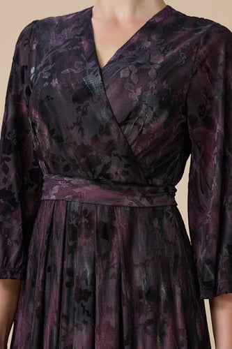 فستان عنابي طويل بطبعة أزهار