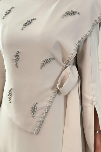 فستان ماكسي مزين بكريستال ورباط من الخصر لون بيج