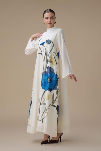 جلابية طويلة بتطريز زهور زرقاء وياقة عالية