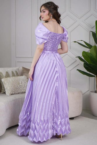 فستان ماكسي بكسرات مزين بتفاصيل من الخرز واللؤلؤ ل...