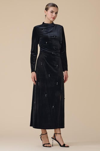 فستان أسود ماكسي مخملي بأحجار كريستالية