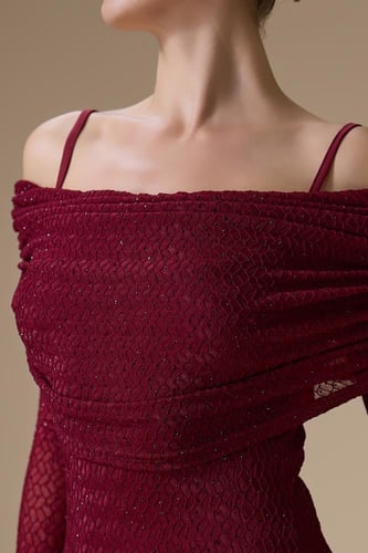 فستان برغندي كلاسيكي بكسرات مزين بالفصوص