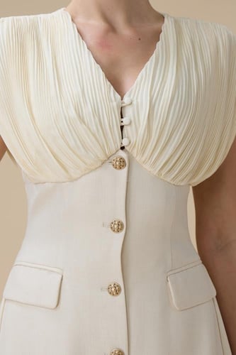 فستان ميدي سكري بأزرار أمامية وتفاصيل بليسيه