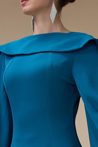 فستان طويل ازرق بأكمام كيب