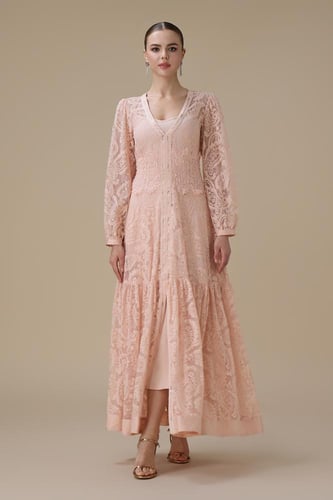 فستان دانتيل وردي طويل واسع بقصة أنثوية