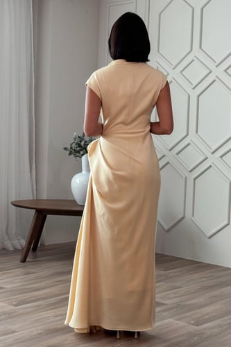 فستان كريب طويل بكسرات لون أصفر فاتح