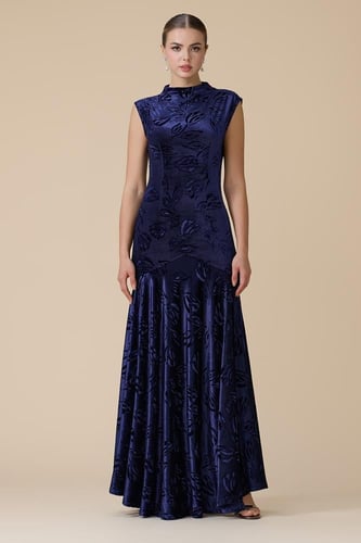 فستان كحلي طويل مخملي بنقوش