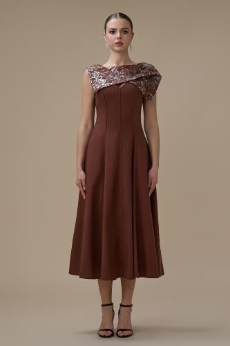 فستان ميدي بني بتفاصيل علوية مطرزة