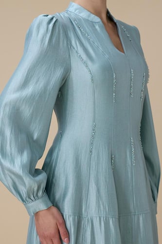 فستان ازرق طويل بتطريز ناعم