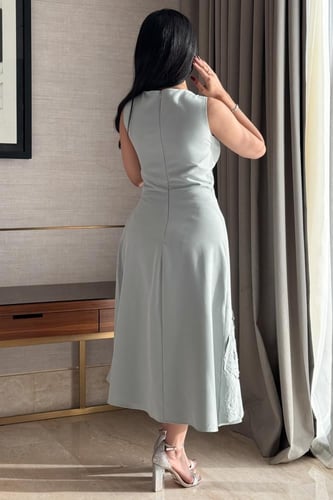 فستان ميدي بتطريز انجليزي لون اخضر فاتح