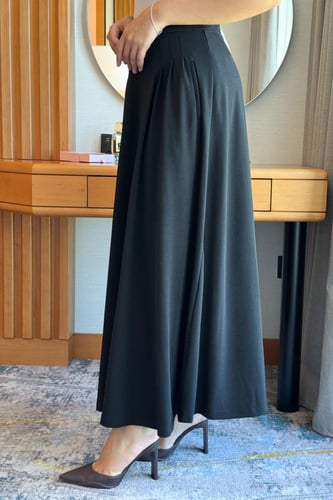 تنورة كلوش بكسرات لون اسود