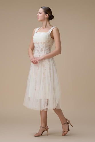 فستان قصير بتطريز وردي وتنورة تول شفافة