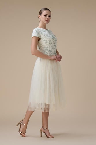 فستان قصير اخضر مطرز بالزهور مع تنورة تول