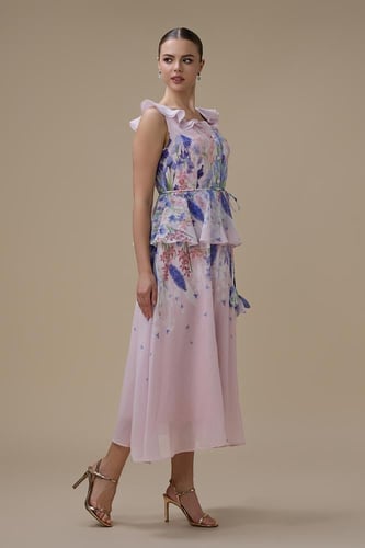 فستان وردي متوسط الطول بنقشة زهور وكشكش أنيق