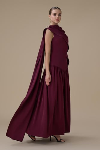 فستان برغندي طويل مع كاب جانبي