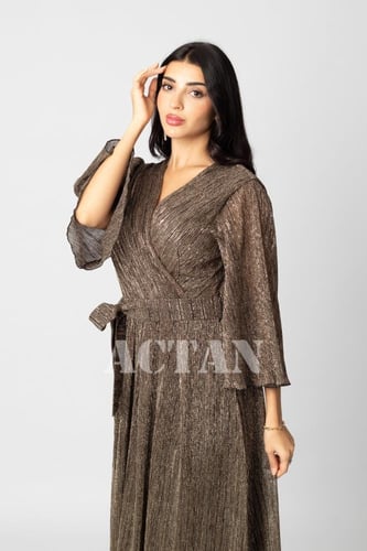 فستان طويل بليسيه بلمعة لون ذهبي