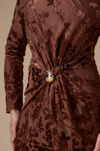 فستان بني طويل بنقوش مخملية