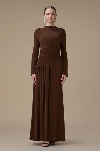 فستان طويل بني بكسرات جانبية