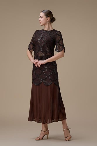 طقم بني دانتيل مع تنورة بليسيه أنيقة