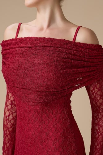 فستان أحمر طويل دانتيل