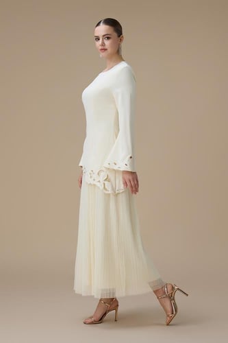 فستان طويل بيج بطبقتين بتصميم ناعم