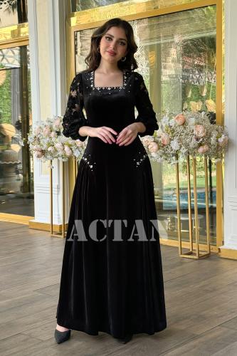 فستان مخملي بأكمام جوبير مزين بالكريستال لون اسود