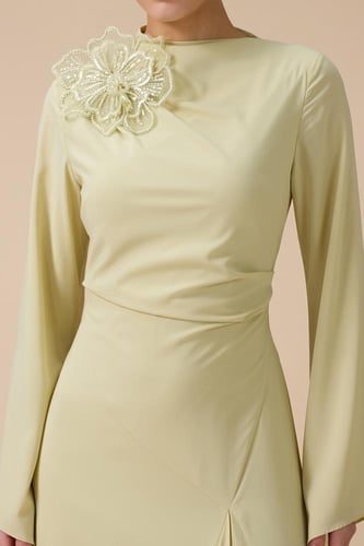 فستان طويل اخضر فاتح بتفصيل زهرة أنيق